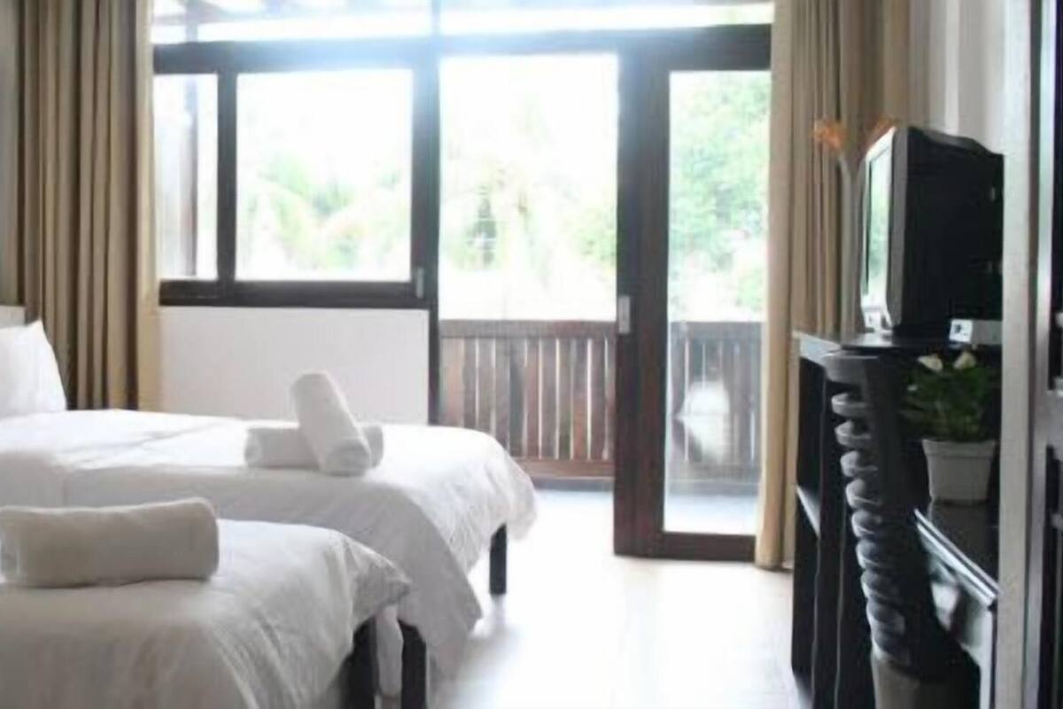 In-room safe, desk, free WiFi