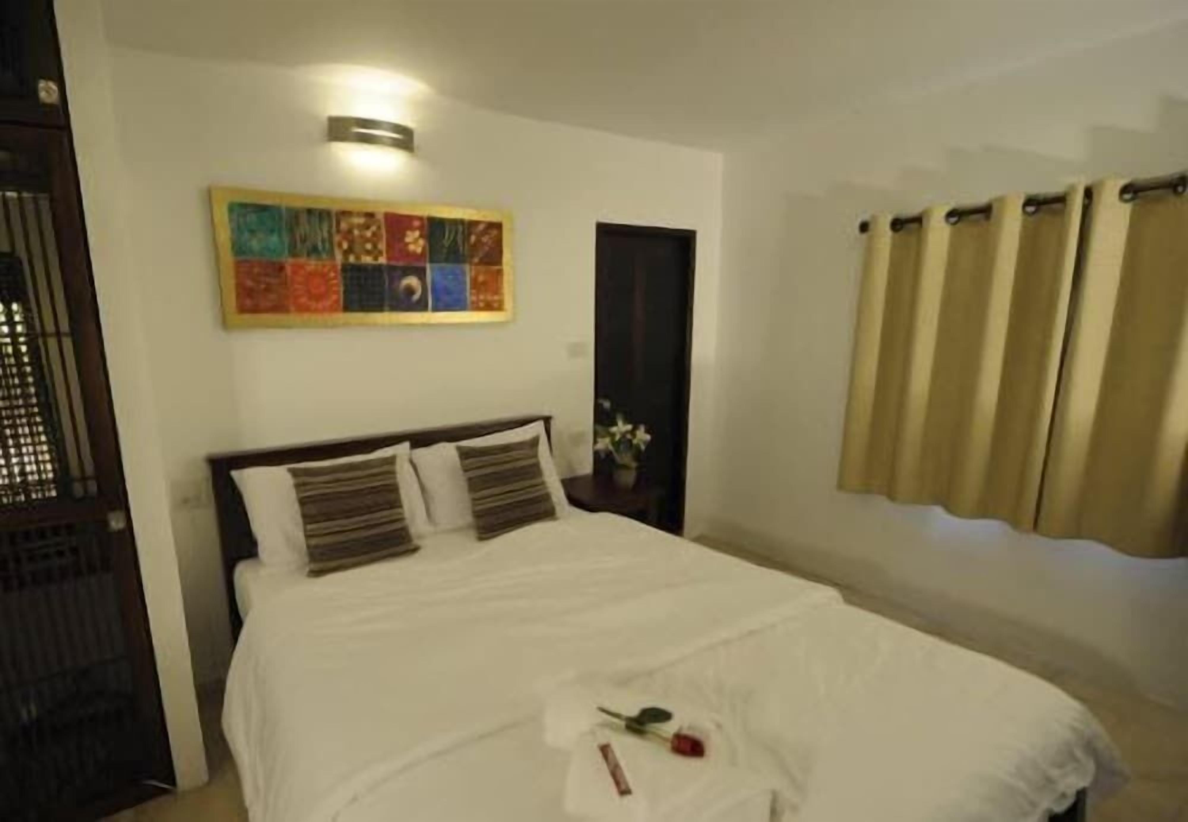 In-room safe, desk, free WiFi