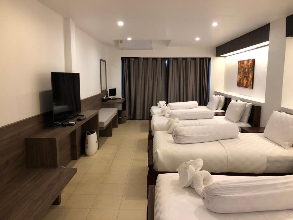 In-room safe, desk, free WiFi