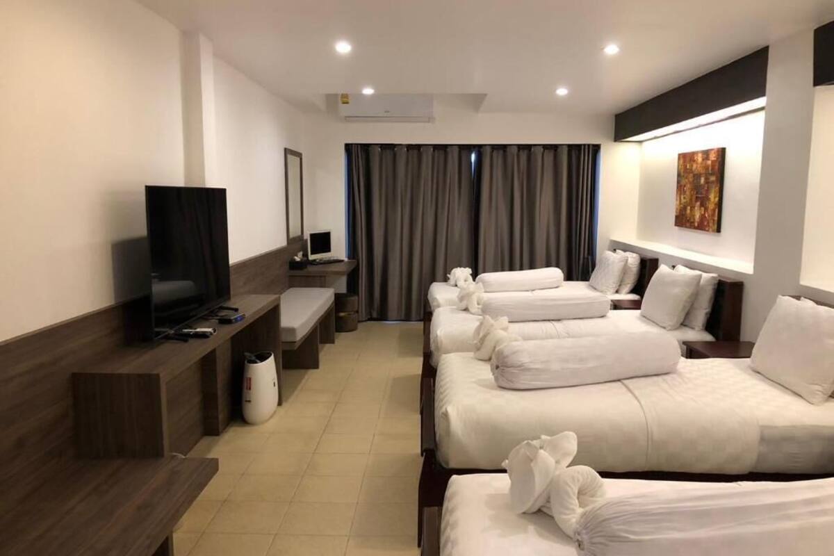 In-room safe, desk, free WiFi