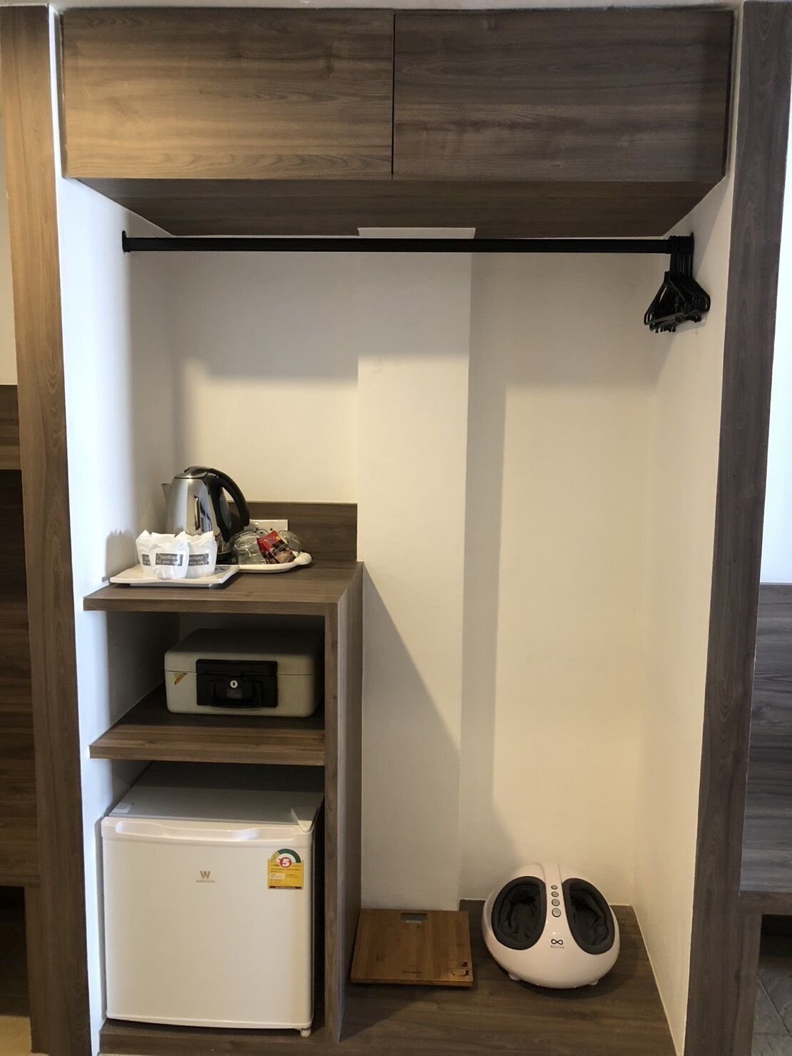 family room | in-room safe, desk, free wifi