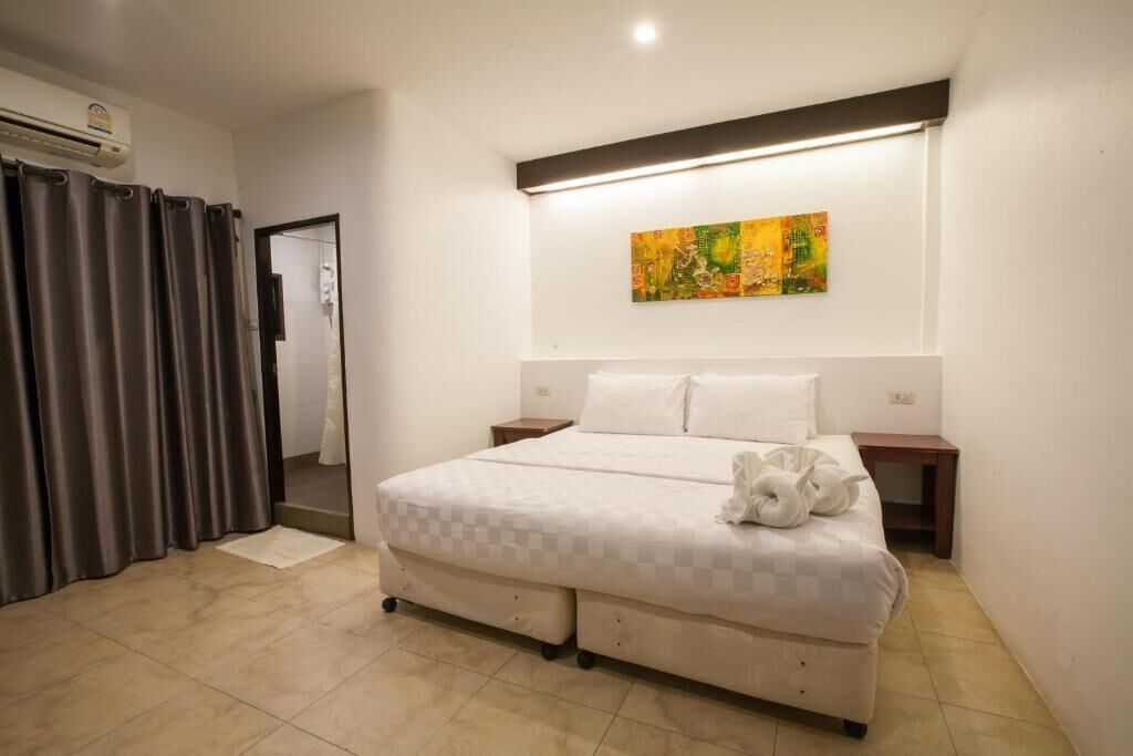 In-room safe, desk, free WiFi