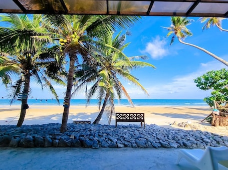 Fachada del alojamiento. Saphli Villa Beach Resort