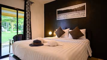 Standard Queen Bungalow | Desk, free WiFi