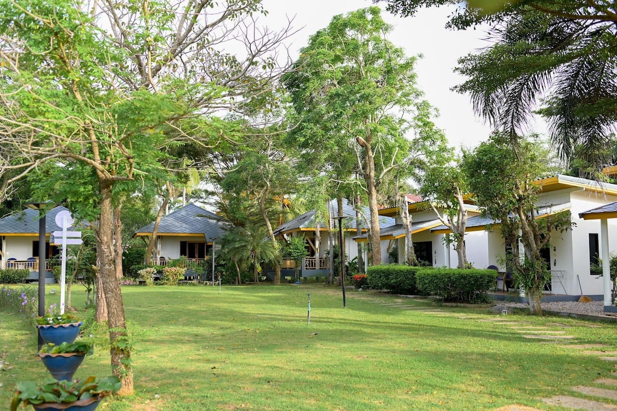Standard Queen Bungalow | Desk, free WiFi