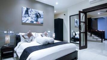 Minibar, in-room safe, desk, iron/ironing board