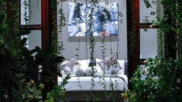 Minibar, in-room safe, desk, iron/ironing board