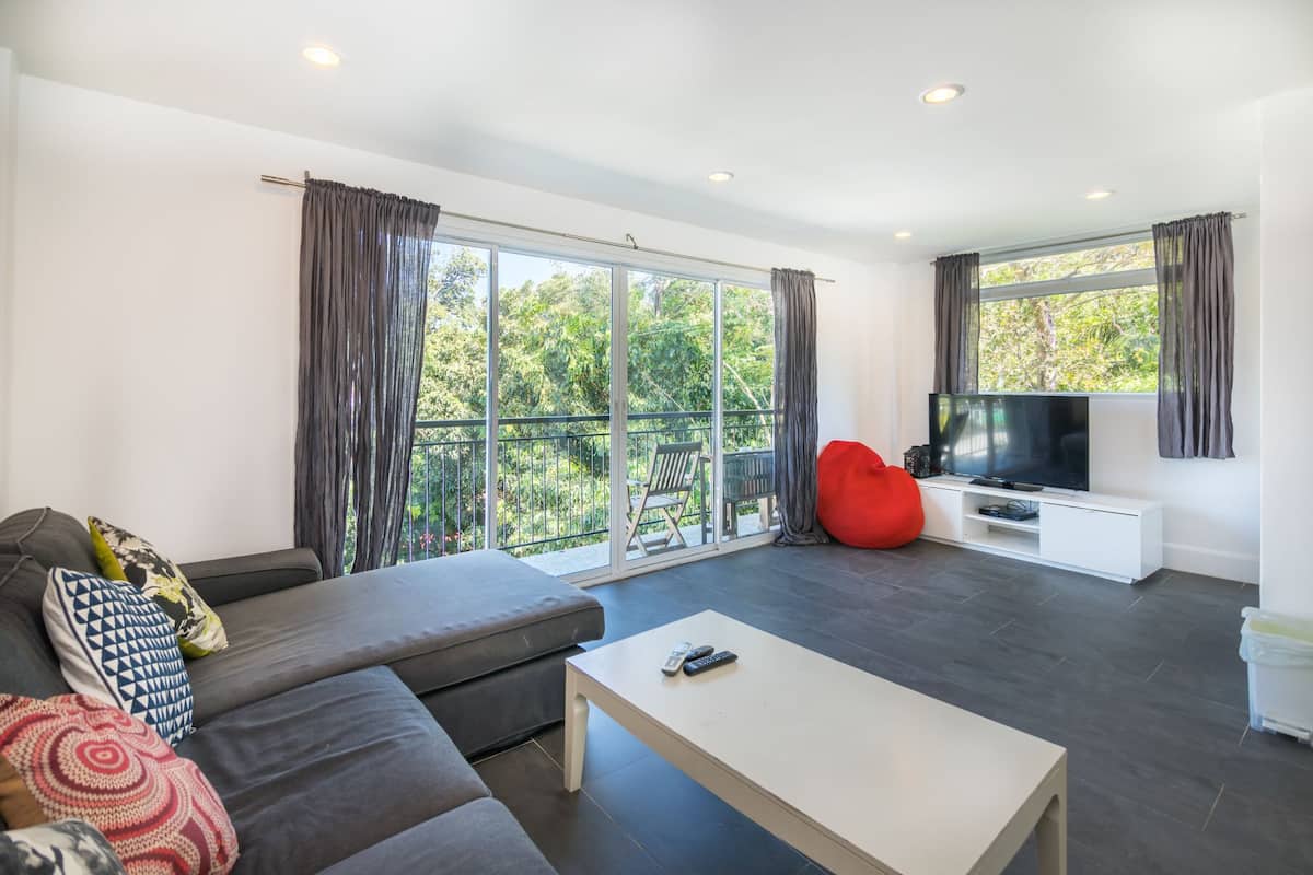 Penthouse romántico, 2 camas matrimoniales, vista parcial al mar | Ropa de cama hipoalergénica y caja de seguridad en la habitación