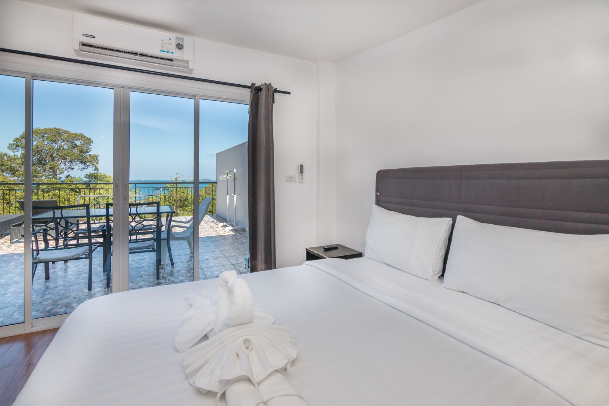 Toetasjesleilighet – premier, 3 soverom, delvis havutsikt | Allergitestet sengetøy, safe på rommet, skrivebord og blendingsgardiner