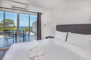 Ropa de cama hipoalergénica y caja de seguridad en la habitación 