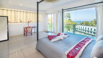 Hypo-allergenic bedding, in-room safe, desk, blackout curtains