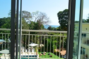 Huoneisto, 2 parisänkyä, näköala uima-altaalle | Näkymä huoneesta