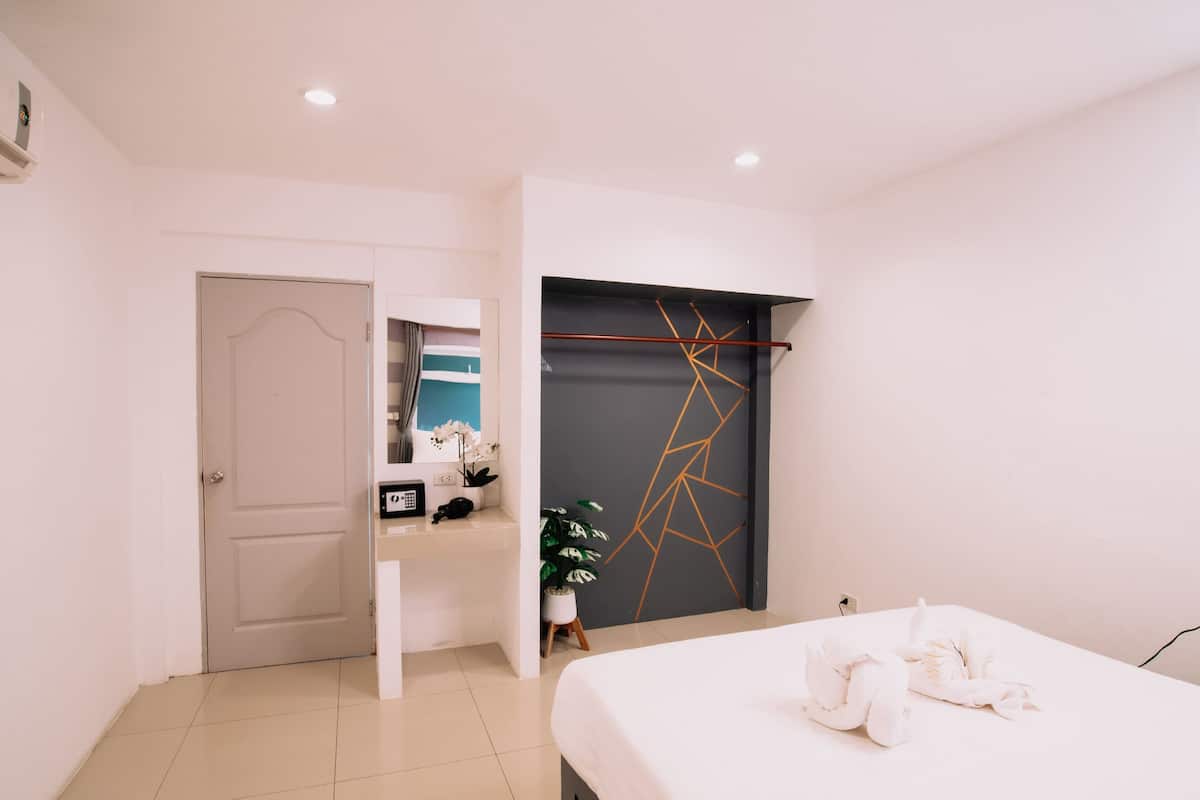 Habitación con 1 cama matrimonial o 2 individuales | Ropa de cama hipoalergénica y caja de seguridad en la habitación