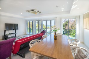 Penthouse Apartment | Hypo-allergenic bedding, in-room safe, desk, blackout drapes - Pandora (Rayong)