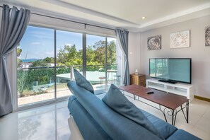 Sviitti, 1 makuuhuone | Allergiatestatut vuodevaatteet, tallelokero huoneessa, työpöytä