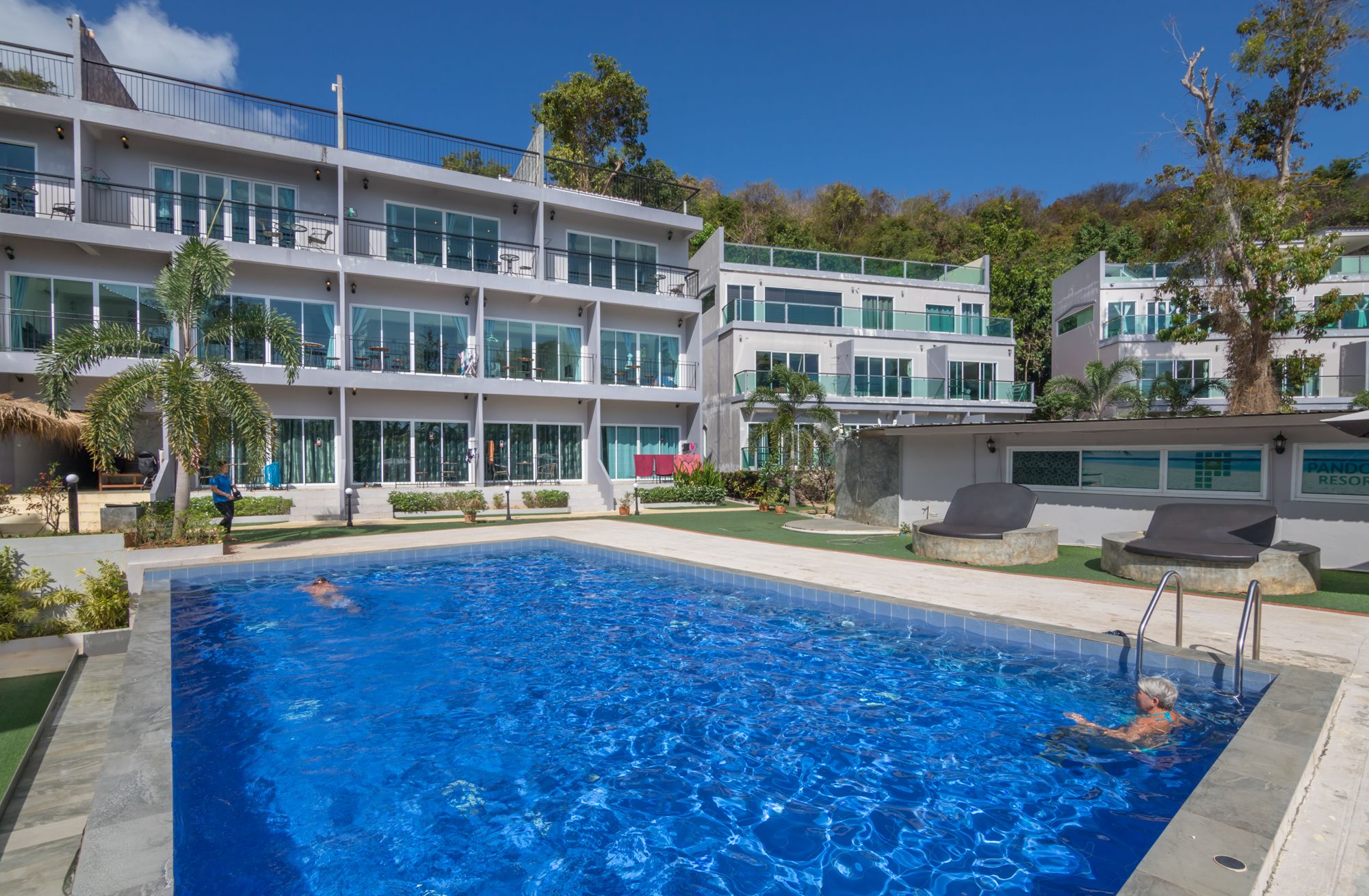 2 outdoor pools, pool loungers