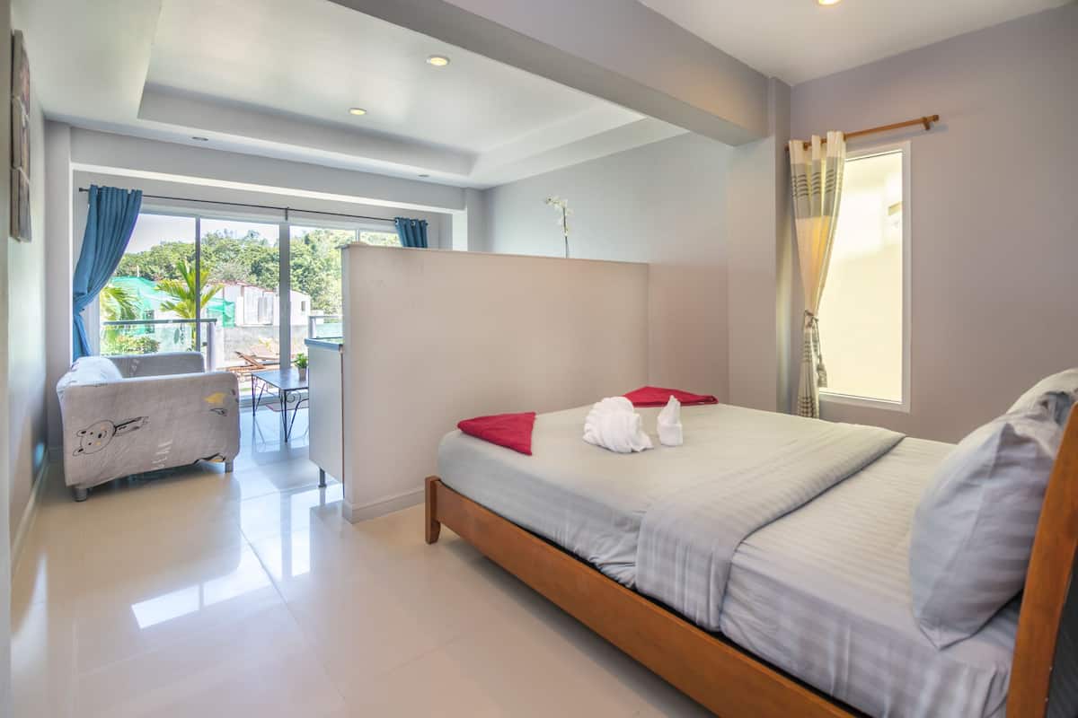 Estudio | Ropa de cama hipoalergénica y caja de seguridad en la habitación