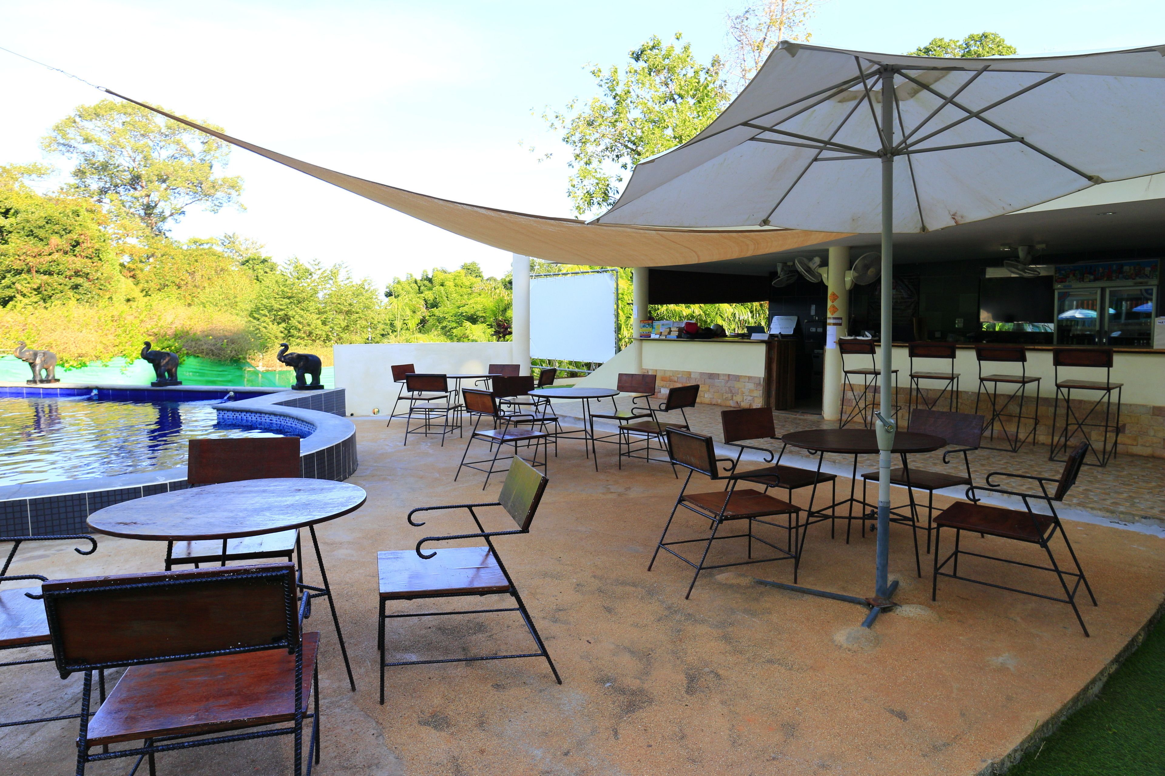 Breakfast, lunch, dinner served; American cuisine, pool views 