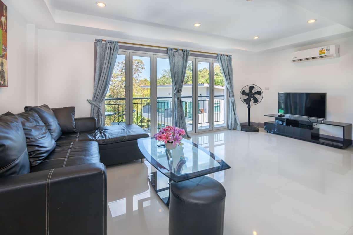 Departamento, 2 camas matrimoniales, vista a la alberca | Área de sala de estar