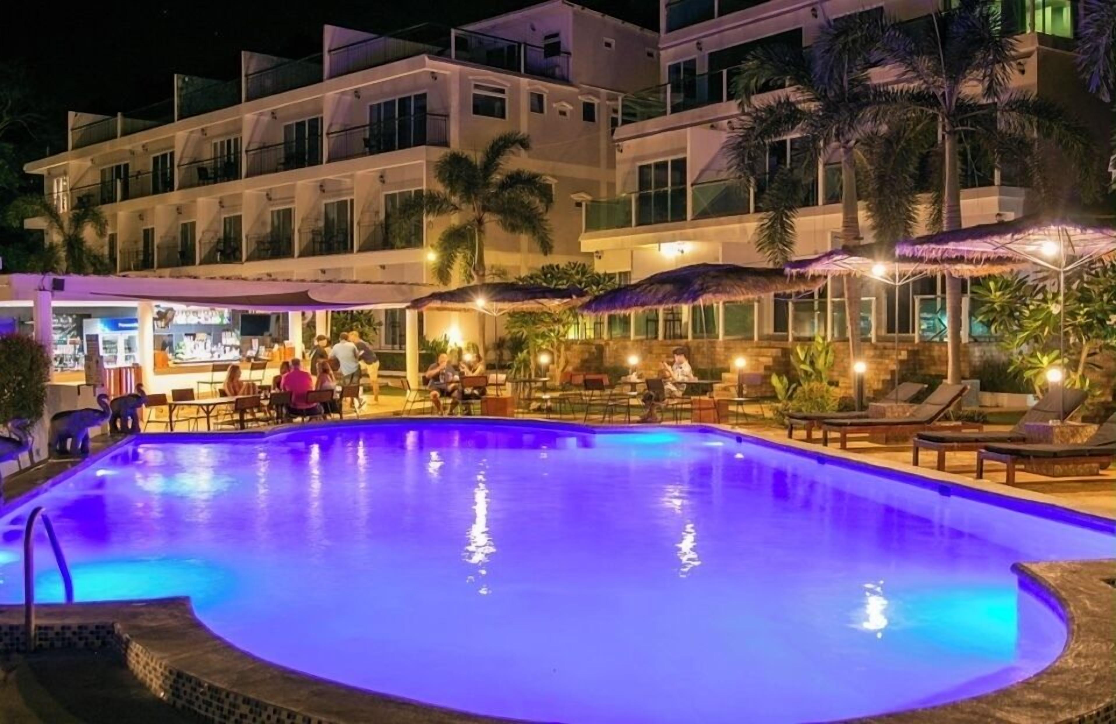 2 piscines extérieures, chaises longues