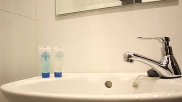 Rum - 1 queensize-säng | Badrum | Dusch, gratis toalettartiklar, bidé och handdukar