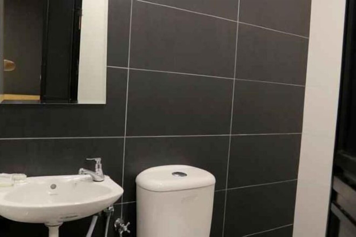 Bathroom | Shower, free toiletries, bidet, towels