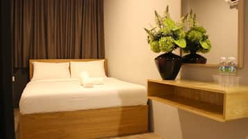 Room, 1 Queen Bed | In-room safe, soundproofing, rollaway beds, free WiFi
