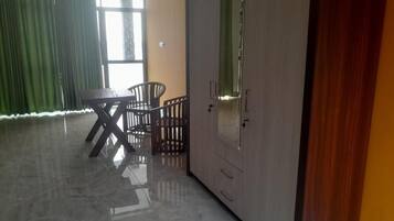 Chambre Deluxe, plusieurs chambres, vue plage, en front de plage | 2 chambres, minibar, coffres-forts dans les chambres, bureau