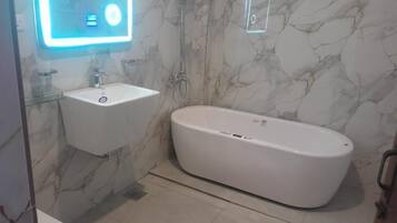 Deluxe-Zimmer, Mehrere Schlafzimmer, Strandblick, Strandnähe | Badezimmer | Dusche, kostenlose Toilettenartikel, Haartrockner, Bidet