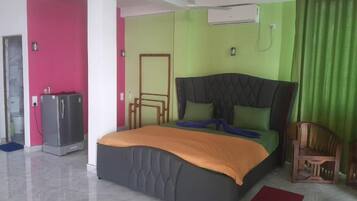 Deluxe-Zimmer, Mehrere Schlafzimmer, Strandblick, Strandnähe | 2 Schlafzimmer, Minibar, Zimmersafe, Schreibtisch