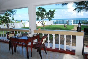 Outdoor dining - Beach House (Thalaramba)