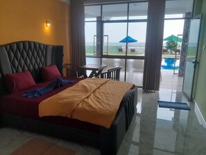 2 kamar tidur, minibar, brankas, dan meja kerja