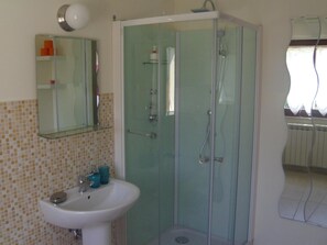 Shower, free toiletries, hair dryer, bathrobes - Moon River (Pescara)
