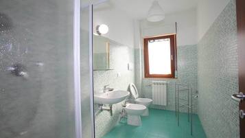 Doppelzimmer (Private Bathroom) | Badezimmer | Dusche, kostenlose Toilettenartikel, Haartrockner, Bademäntel