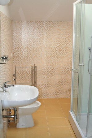 Shower, free toiletries, hair dryer, bathrobes - Moon River (Pescara)