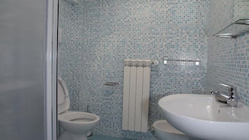 Douche, articles de toilette gratuits, sĂšche-cheveux, peignoirs