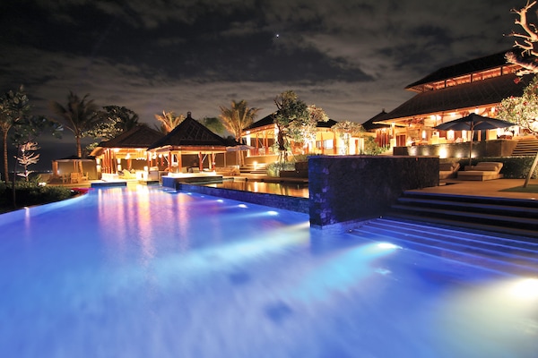 4 outdoor pools