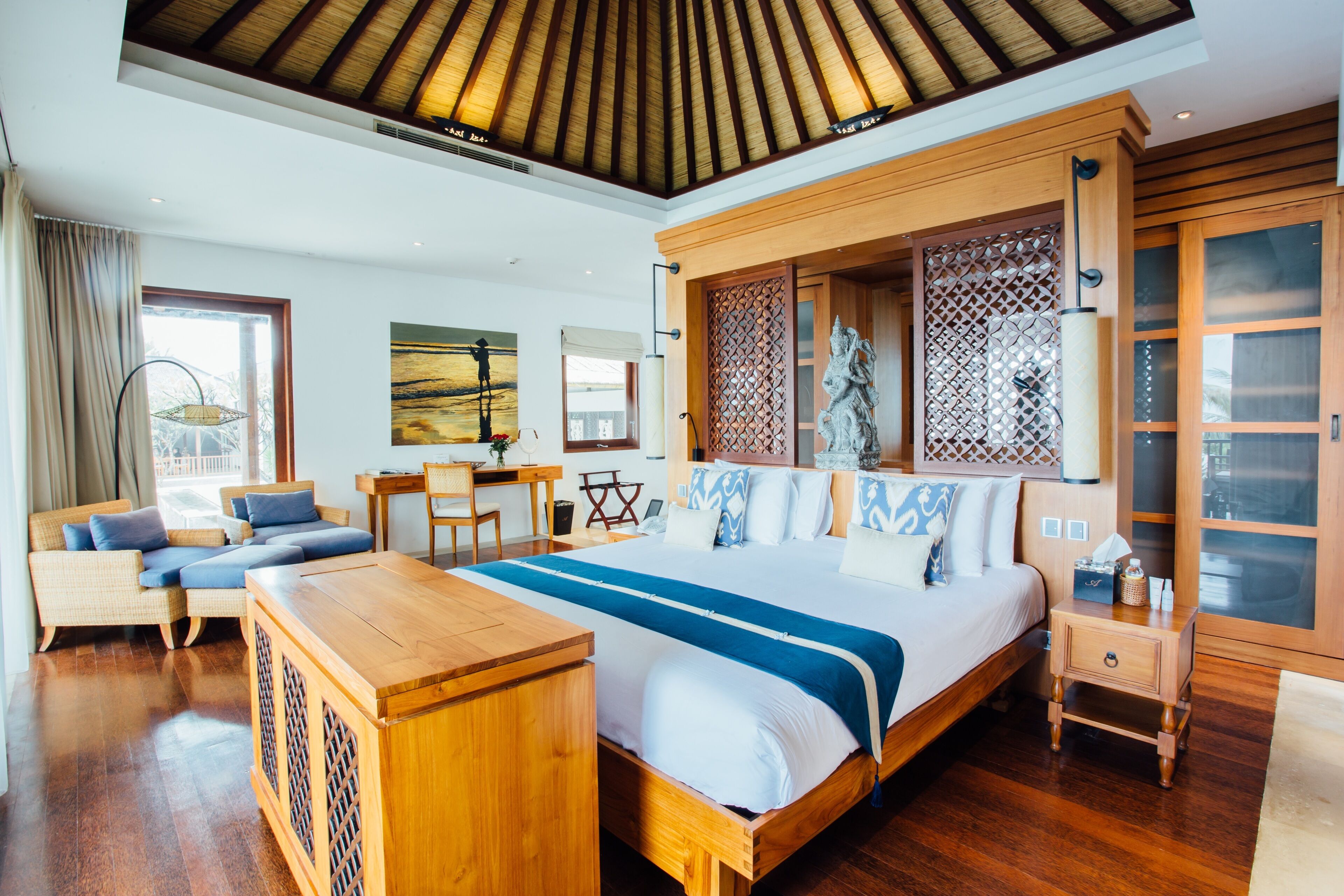 Tallelokero huoneessa, työpöytä