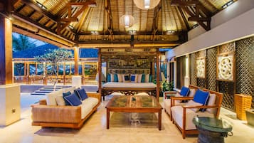 Villa exclusiva, 6 habitaciones, vistas al mar (Puri Salila with Free Daily Car Usage) | Sala de estar | Una televisión de pantalla plana, Netflix, una mesa de tenis de mesa