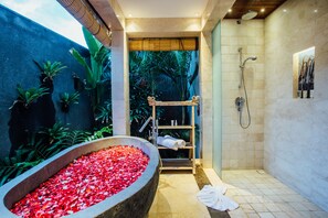 Puri Saanti with Free Return Airport Transfer | Bathroom | Separate tub and shower, deep soaking tub, rainfall showerhead - Anapuri Villas (Sukawati)