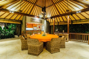 Luxury-Villa, 4 Schlafzimmer (Puri Awani Free ReturnAirportTransfer) | Essbereich im Zimmer