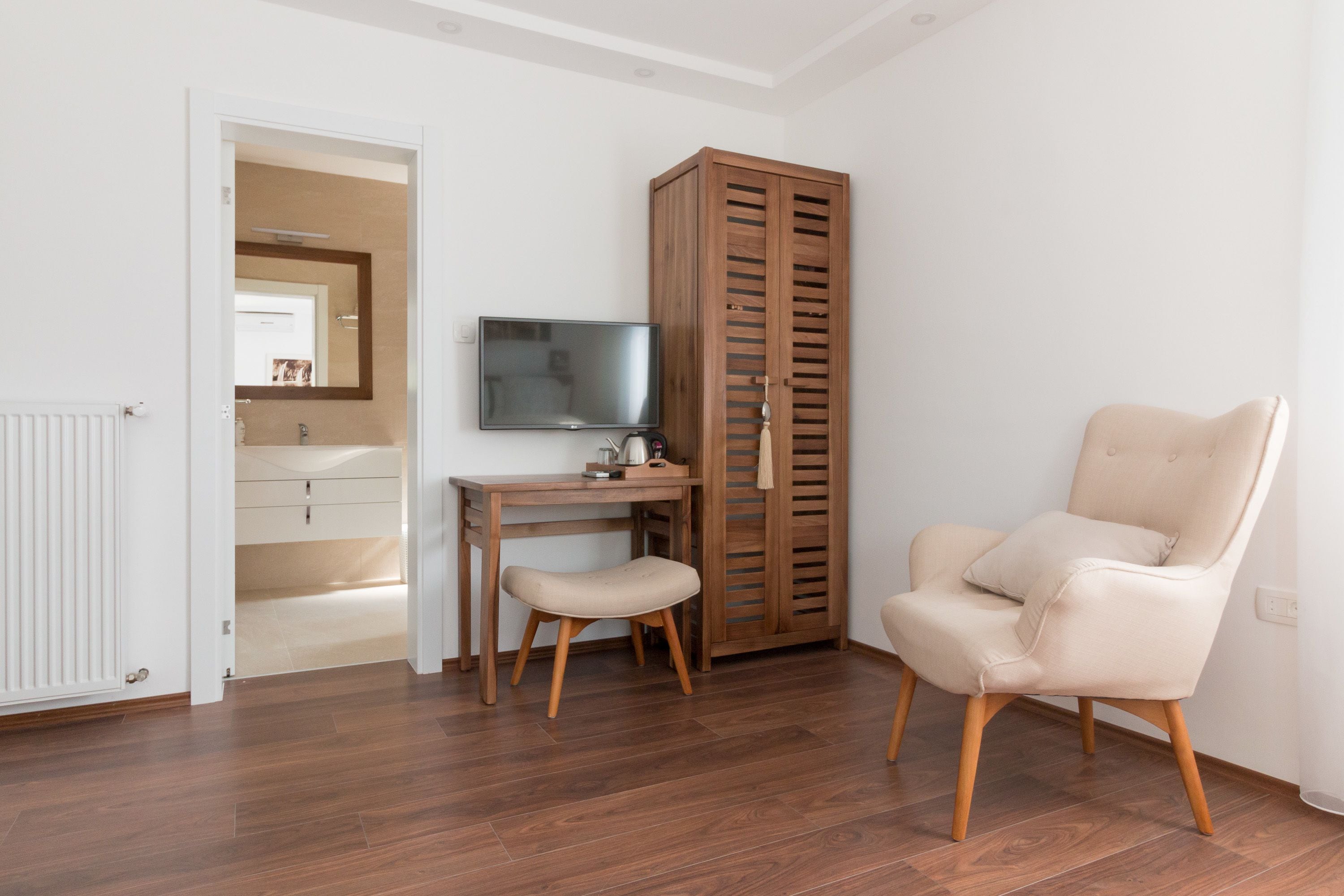 Habitación doble superior, Terraza, en edificio contiguo | Camas con efecto memoria, escritorio y espacio para trabajar con laptop 