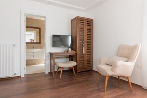 高級雙人房, 露台, 附屬建築 | 記憶床墊、書桌、筆電工作空間、搖籃/嬰兒床