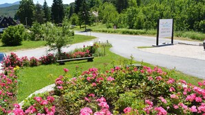 A road leading to a signboard with the name "PLIVICE MIRICIINN". - Plitvice Miric Inn (Plitvicka Jezera)