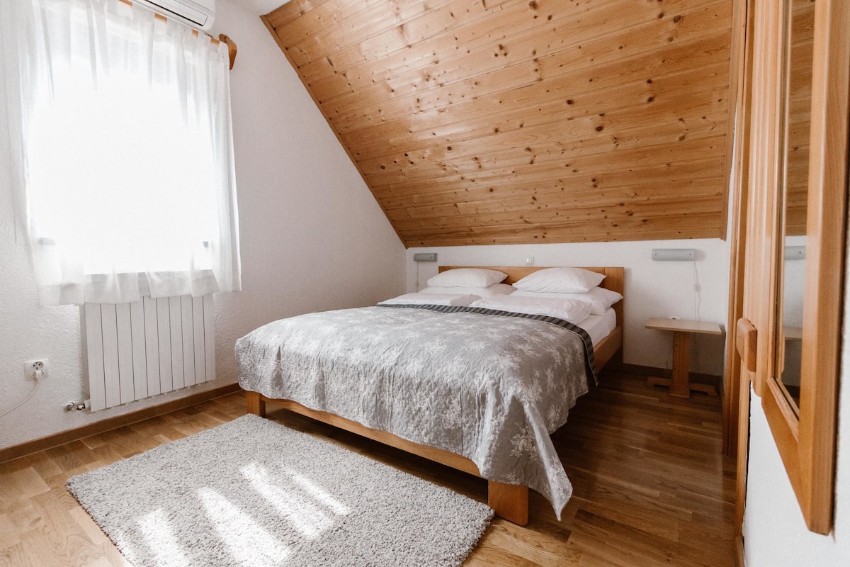 Small Double Room, 1 Queen Bed, Ensuite | Memory foam beds, desk, laptop workspace, cribs (surcharge)