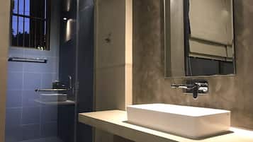 Buồng tắm vòi sen, đồ dùng nhà tắm miễn phí, máy sấy tóc, khăn tắm