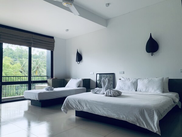 Kolmen hengen deluxe-huone, 1 makuuhuone, näköala puutarhaan | Minibaari, tallelokero huoneessa, yksilöllisesti sisustettu