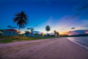 On the beach, beach volleyball - Starlight Beach Resort Chumphon (Chumphon)