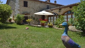 A rustic stone building with a garden in front. - La Murata (Rapolano Terme)