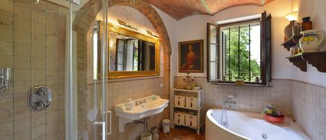 Kostenlose Toilettenartikel, Haartrockner, Bidet, Handtücher